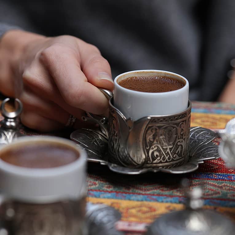 Kawa po turecku i po grecku – jak je parzyć? | De'Longhi PL