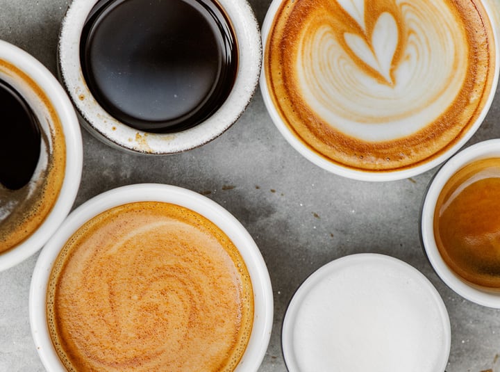 Różne rodzaje kaw, zawartość kofeiny w kawach - tytułowa