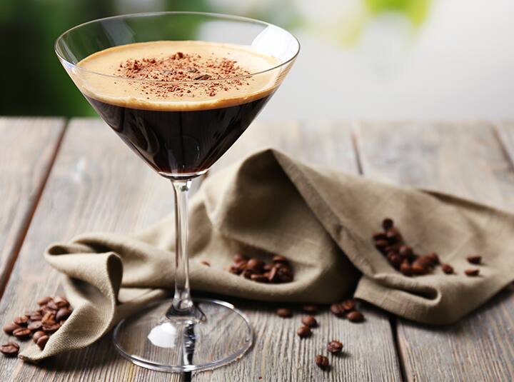 Drink kawowy w kieliszku do martini - zdjęcie.